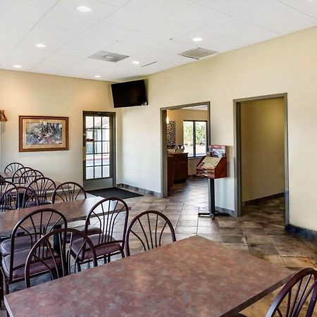 Econo Lodge Inn & Suites Branson Shepherd Of The Hills Expy Exterior photo